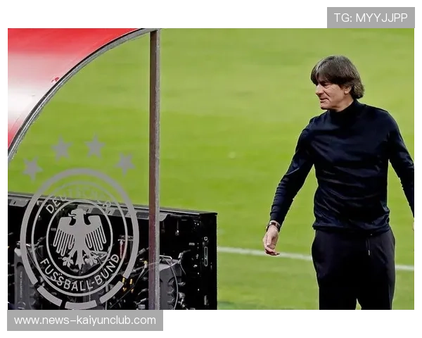 拜仁通过侧翼叠加扩大战术宽度，打造无敌攻势